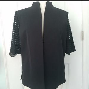 NWT Ming Wang Crepe Heritage Fit Jacket with Crocheted Sleeve. Size Medium